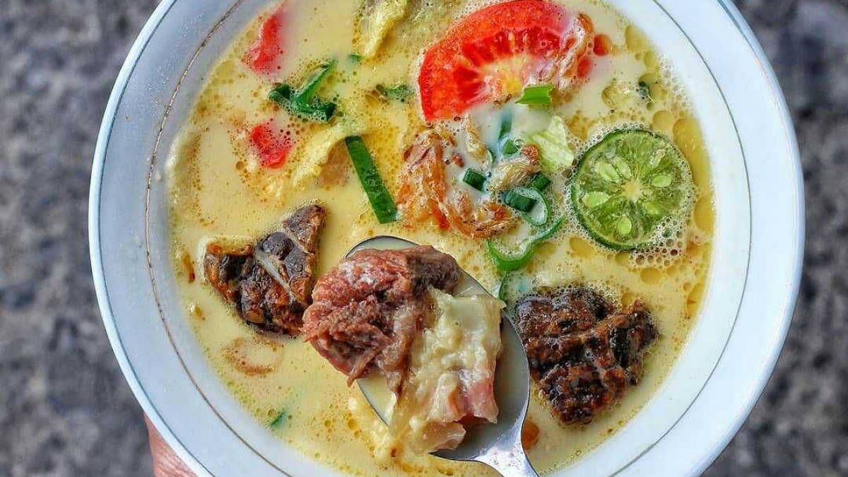 Soto Bu Bawuk: Rasa Legenda di Setiap Sendok di Pasar Gede